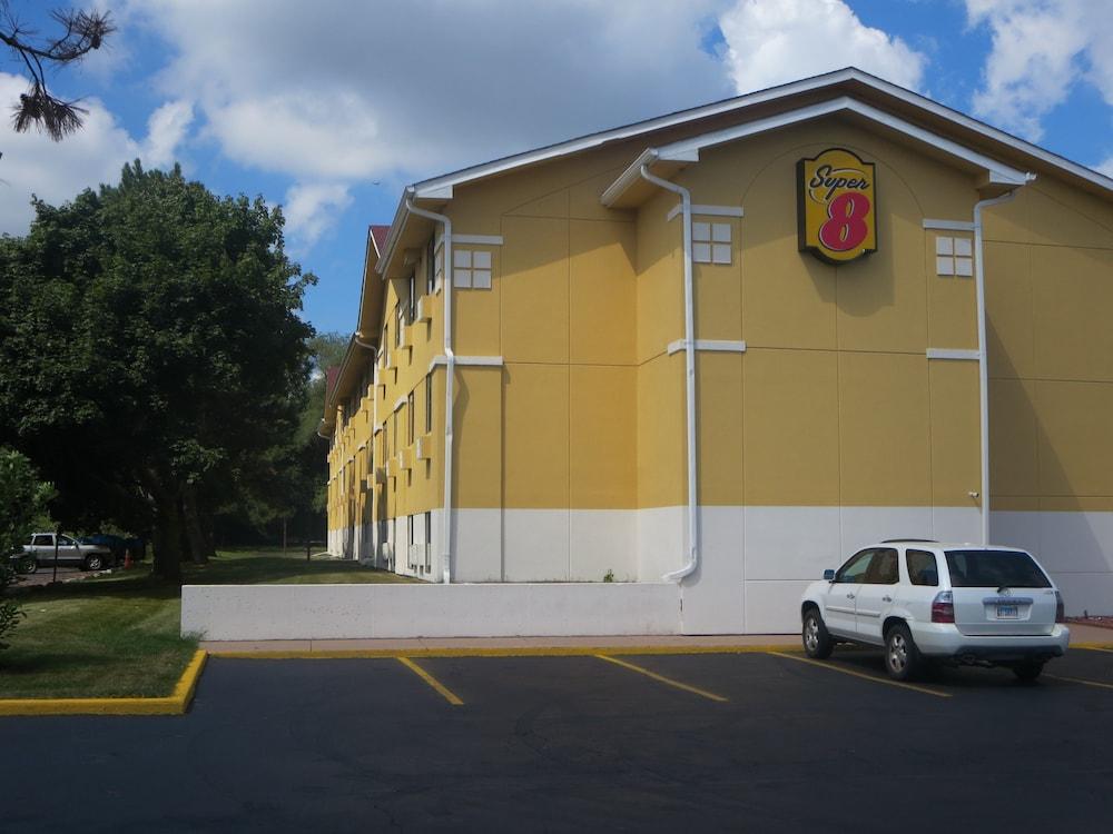 Super 8 By Wyndham Mundelein/Libertyville Area Exterior photo