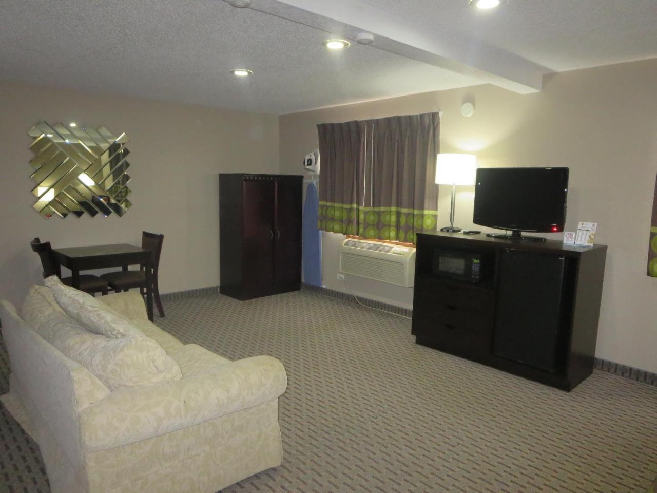 Super 8 By Wyndham Mundelein/Libertyville Area Exterior photo